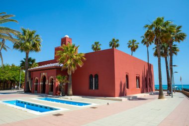Benalmadena, İspanya - 23 Nisan 2024: İspanya 'nın güzel kıyı kenti Benalmadena' da bulunan çarpıcı Castillo El Bil-Bil. Bina liman bölgesi kültür merkezi ve turizm bilgileri olarak hizmet veriyor..