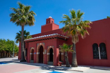 Muhteşem Castillo El Bil-Bil, İspanya 'nın güzel Benalmadena kıyı kasabasında yer almaktadır. Bina liman bölgesi kültür merkezi ve turizm bilgileri olarak hizmet veriyor..