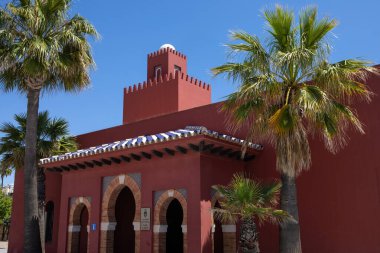 Benalmadena, İspanya - 23 Nisan 2024: İspanya 'nın güzel kıyı kenti Benalmadena' da bulunan çarpıcı Castillo El Bil-Bil. Bina liman bölgesi kültür merkezi ve turizm bilgileri olarak hizmet veriyor..