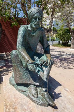 Benalmadena, İspanya - 23 Nisan 2024: İspanya 'nın güzel Benalmadena kıyı kasabasındaki gezinti alanında bulunan Endülüs Arap hekim İbn el-Baytar' ın heykeli.