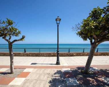 İspanya 'nın Benalmadena kasabasındaki güzel Paseo Maritimo gezinti güvertesi..