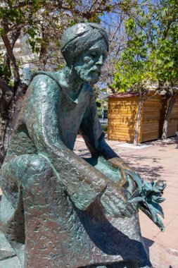 Benalmadena, İspanya - 23 Nisan 2024: İspanya 'nın güzel Benalmadena kıyı kasabasındaki gezinti alanında bulunan Endülüs Arap hekim İbn el-Baytar' ın heykeli.