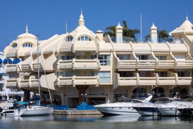 Benalmadena, İspanya - 23 Nisan 2024: Benalmadena, İspanya 'da Puerto Marina' nın mimarisi. Mağazaları, restoranları ve demirlemiş yatları olan dünyanın en iyi marinalarından biridir..