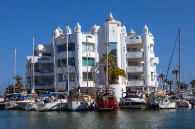 Benalmadena, İspanya - 23 Nisan 2024: Benalmadena, İspanya 'daki Puerto Marina' daki binalardan biri. Mağazaları, restoranları ve demirlemiş yatları olan dünyanın en iyi marinalarından biridir..