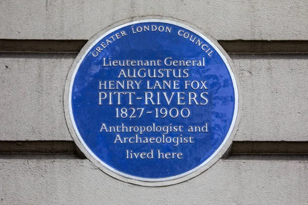 Londra, İngiltere - 19 Nisan 2024: Antropolog ve arkeolog Korgeneral Augustus Henry Lane Fox Pitt-Rivers 'ın yaşadığı Belgravia, Londra' daki Grosvenor Gardens 'ta mavi bir plaket.
