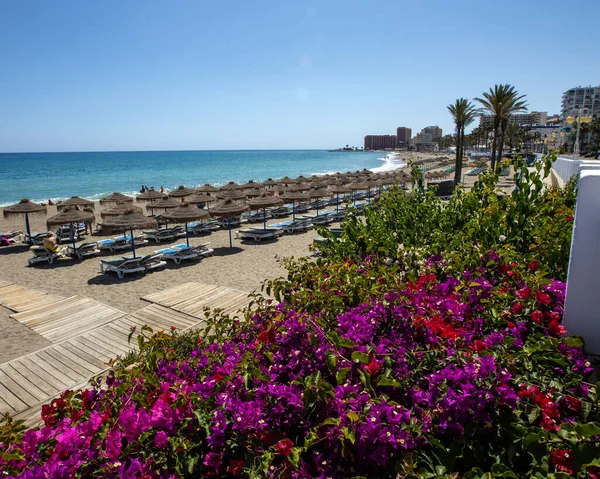 Playa de Bil-Bil 'in muhteşem manzarası, ya da Bil-Bil plajı Benalmadena, İspanya.