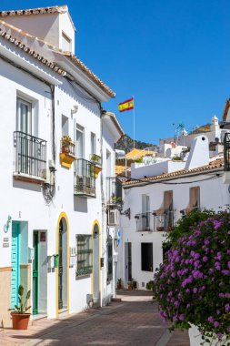 Benalmadena, İspanya - 24 Nisan 2024: Benalmadena Pueblo 'da güzel bir cadde - İspanya' nın eski Benalmadena kenti.