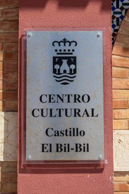 Benalmadena, İspanya - 22 Nisan 2024: İspanya 'nın Benalmadena kentindeki Castillo El Bil-Bil' in girişini imzalayın..