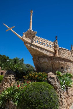 Benalmadena, İspanya - 24 Nisan 2024: Benalmadena, İspanya 'daki büyüleyici Castillo de Colomare Kalesi' nin bir parçası. Kale, Kristof Kolomb 'un hayatına adanmış bir anıttır..