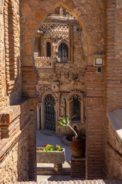 Benalmadena, İspanya - 24 Nisan 2024: Benalmadena, İspanya 'daki çarpıcı Castillo de Colomare Kalesi' ne bakın. Kale, Kristof Kolomb 'un hayatına adanmış bir anıttır..