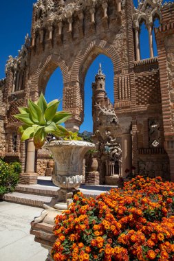 Benalmadena, İspanya 'daki çarpıcı Castillo de Colomare Kalesi manzarası. Kale, Kristof Kolomb 'un hayatına adanmış bir anıttır..