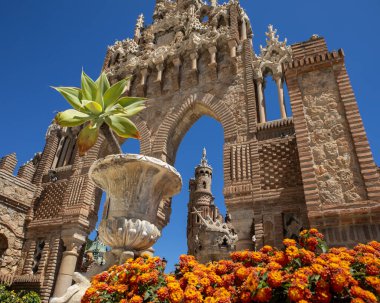 Benalmadena, İspanya - 24 Nisan 2024: Benalmadena, İspanya 'daki çarpıcı Castillo de Colomare Kalesi' nin görüntüsü. Kale, Kristof Kolomb 'un hayatına adanmış bir anıttır..