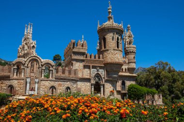 Benalmadena, İspanya 'daki çarpıcı Castillo de Colomare Kalesi manzarası. Kale, Kristof Kolomb 'un hayatına adanmış bir anıttır..