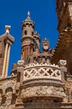 Benalmadena, İspanya - 24 Nisan 2024: Benalmadena, İspanya 'daki Castillo de Colomare Kalesi' nin detayları. Kale, Kristof Kolomb 'un hayatına adanmış bir anıttır..