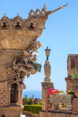 Benalmadena, İspanya - 24 Nisan 2024: Benalmadena, İspanya 'daki çarpıcı Castillo de Colomare Kalesi' ne bakın. Kale, Kristof Kolomb 'un hayatına adanmış bir anıttır..