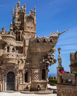 Benalmadena, İspanya - 24 Nisan 2024: Benalmadena, İspanya 'daki çarpıcı Castillo de Colomare Kalesi. Kale, Kristof Kolomb 'un hayatına adanmış bir anıttır..