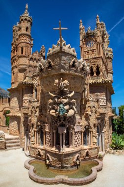 Benalmadena, İspanya - 24 Nisan 2024: Benalmadena, İspanya 'daki çarpıcı Castillo de Colomare Kalesi. Kale, Kristof Kolomb 'un hayatına adanmış bir anıttır..