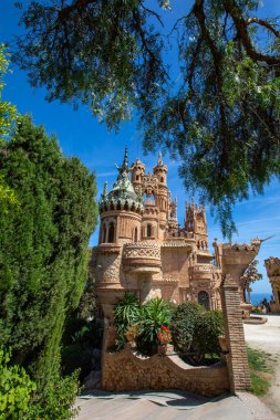 Benalmadena, İspanya 'daki büyüleyici Castillo de Colomare Kalesi. Kale, Kristof Kolomb 'un hayatına adanmış bir anıttır..