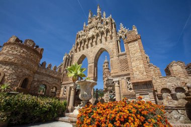 Benalmadena, İspanya - 24 Nisan 2024: Benalmadena, İspanya 'daki çarpıcı Castillo de Colomare Kalesi. Kale, Kristof Kolomb 'un hayatına adanmış bir anıttır..