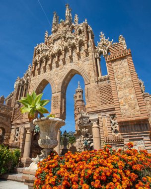 Benalmadena, İspanya - 24 Nisan 2024: Benalmadena, İspanya 'daki çarpıcı Castillo de Colomare Kalesi. Kale, Kristof Kolomb 'un hayatına adanmış bir anıttır..