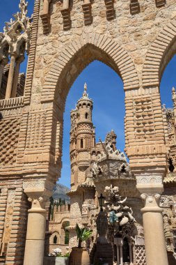 Benalmadena, İspanya - 24 Nisan 2024: Benalmadena, İspanya 'daki çarpıcı Castillo de Colomare Kalesi. Kale, Kristof Kolomb 'un hayatına adanmış bir anıttır..