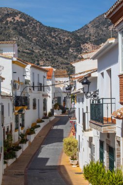 Benalmadena, İspanya - 24 Nisan 2024: Benalmadena Pueblo, İspanya 'daki güzel C. Santo Domingo' ya bakın..