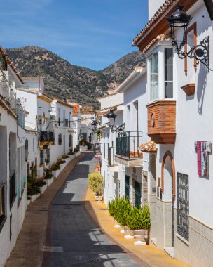 Benalmadena, İspanya - 24 Nisan 2024: Benalmadena Pueblo, İspanya 'daki güzel C. Santo Domingo' ya bakın..