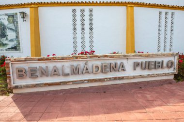 Benalmadena, İspanya - 24 Nisan 2024: Benalmadena Puebo girişinde bir tabela - İspanya 'nın eski Benalmadena kenti.
