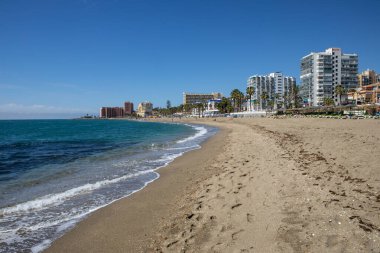 Benalmadena, İspanya - 25 Nisan 2024: Playa de Bil-Bil 'in muhteşem manzarası, veya Bil-Bil plajı Benalmadena, İspanya.