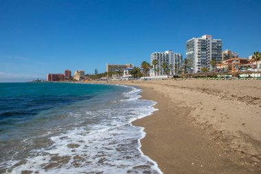 Benalmadena, İspanya - 25 Nisan 2024: Playa de Bil-Bil 'in muhteşem manzarası, veya Bil-Bil plajı Benalmadena, İspanya.