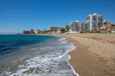 Benalmadena, İspanya - 25 Nisan 2024: Playa de Bil-Bil 'in muhteşem manzarası, veya Bil-Bil plajı Benalmadena, İspanya.