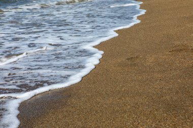 Playa de Bil-Bil kıyısındaki su, ya da Benalmadena, İspanya 'daki Bil-Bil plajı..