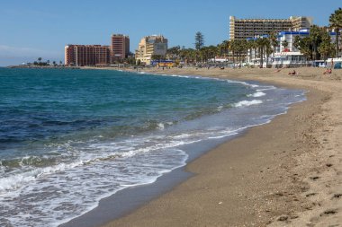 Benalmadena, İspanya - 25 Nisan 2024: Playa de Bil-Bil 'in muhteşem manzarası, veya Bil-Bil plajı Benalmadena, İspanya.