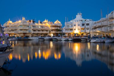 İspanya 'nın Benalmadena kıyısındaki Puerto Marina' nın güzel bir akşam manzarası.