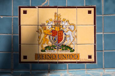 İspanya 'nın Torremolinos kentindeki Avrupa Anıtı' nda bulunan Reino Unido veya Birleşik Krallık 'ın fayanslı bir arması..