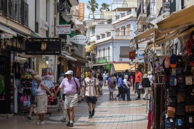 Torremolinos, İspanya - 26 Nisan 2024: İspanya 'nın güzel kıyı kasabası Torremolinos' ta bir alışveriş caddesi.
