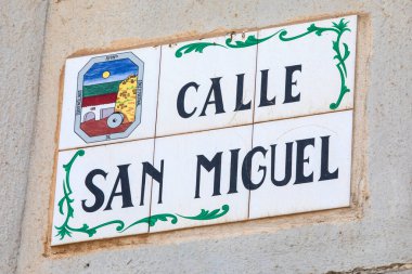 Torremolinos, İspanya - 26 Nisan 2024: İspanya 'nın güzel kıyı kenti Torremolinos' taki Calle San Miguel 'de geleneksel fayanslı sokak tabelası.