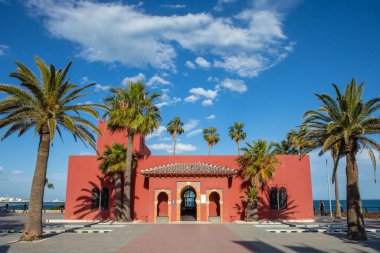 Benalmadena, İspanya - 25 Nisan 2024: İspanya 'nın güzel Benalmadena kıyı kasabasında bulunan güzel Castillo El Bil-Bil. Bina liman bölgesi kültür merkezi ve turizm bilgileri olarak hizmet veriyor..
