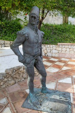 Benalmadena, İspanya - 24 Nisan 2024: Benalmadena Pueblo 'da Alonso Palmero' nun bir heykeli. 1491 yılında, Palmero 'ya kasabayı ve kalesini yeniden inşa etme yetkisi verildi..
