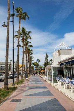 Torremolinos, İspanya - 26 Nisan 2024: İspanya 'nın güzel kıyı kenti Torremolinos' taki gezinti güvertesi boyunca görünüm.