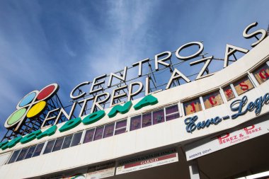 Torremolinos, İspanya - 26 Nisan 2024: İspanya 'nın Torremolinos kentindeki Centro Entreplazas alışveriş merkezinin dışı.