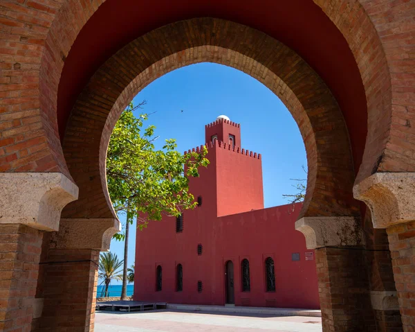 Muhteşem Castillo El Bil-Bil, İspanya 'nın güzel Benalmadena kıyı kasabasında yer almaktadır. Bina liman bölgesi kültür merkezi ve turizm bilgileri olarak hizmet veriyor..