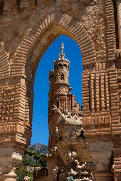 Benalmadena, İspanya 'daki çarpıcı Castillo de Colomare Kalesi manzarası. Kale, Kristof Kolomb 'un hayatına adanmış bir anıttır..