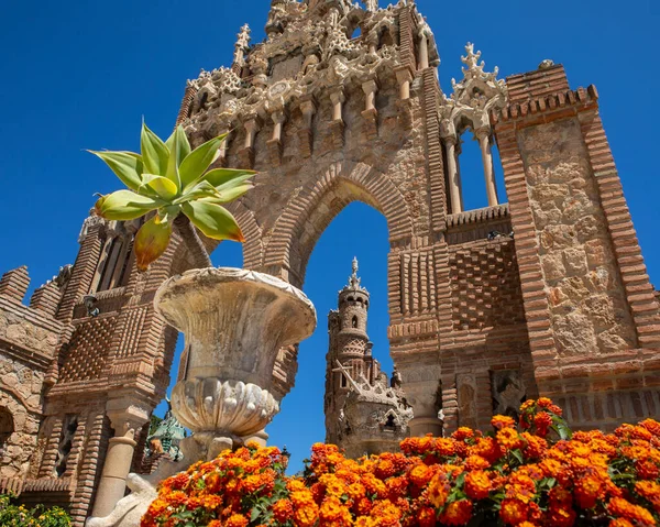 Benalmadena, İspanya - 24 Nisan 2024: Benalmadena, İspanya 'daki çarpıcı Castillo de Colomare Kalesi' nin görüntüsü. Kale, Kristof Kolomb 'un hayatına adanmış bir anıttır..