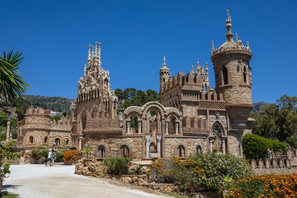 Benalmadena, İspanya - 24 Nisan 2024: Benalmadena, İspanya 'daki çarpıcı Castillo de Colomare Kalesi' nin görüntüsü. Kale, Kristof Kolomb 'un hayatına adanmış bir anıttır..