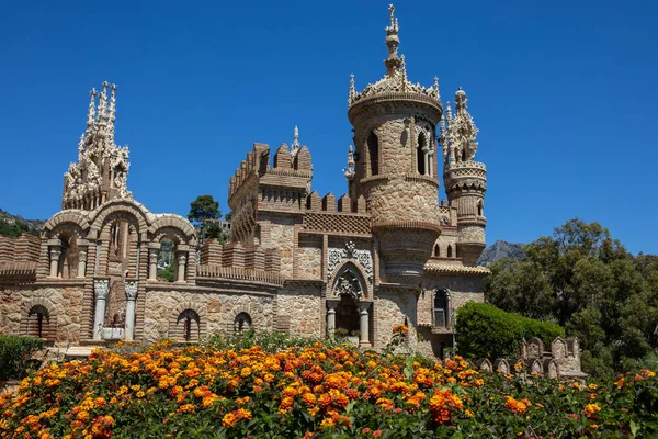 Benalmadena, İspanya 'daki çarpıcı Castillo de Colomare Kalesi manzarası. Kale, Kristof Kolomb 'un hayatına adanmış bir anıttır..