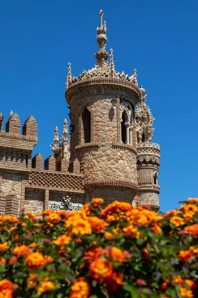 Benalmadena, İspanya 'daki Castillo de Colomare Kalesi' nin muhteşem bir kulesi. Kale, Kristof Kolomb 'un hayatına adanmış bir anıttır..