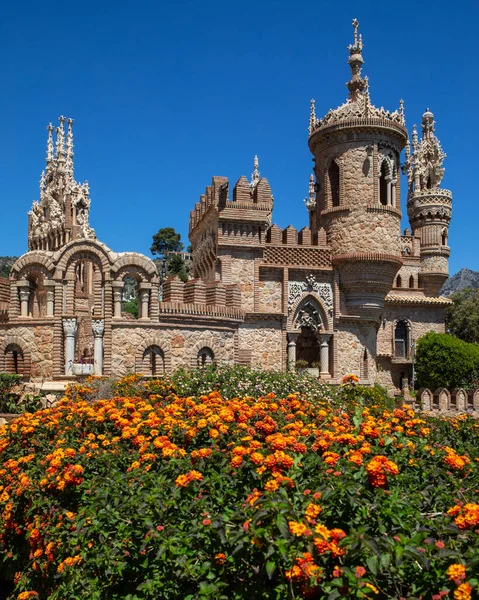 Benalmadena, İspanya - 24 Nisan 2024: Benalmadena, İspanya 'daki çarpıcı Castillo de Colomare Kalesi' nin görüntüsü. Kale, Kristof Kolomb 'un hayatına adanmış bir anıttır..