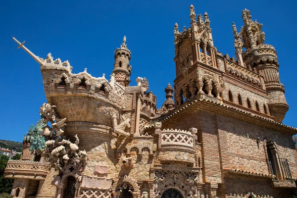 Benalmadena, İspanya - 24 Nisan 2024: Benalmadena, İspanya 'daki çarpıcı Castillo de Colomare Kalesi' nin görüntüsü. Kale, Kristof Kolomb 'un hayatına adanmış bir anıttır..