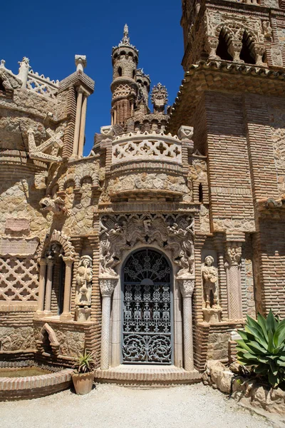 Benalmadena, İspanya - 24 Nisan 2024: Benalmadena, İspanya 'daki büyüleyici Castillo de Colomare Kalesi' nin bir parçası. Kale, Kristof Kolomb 'un hayatına adanmış bir anıttır..